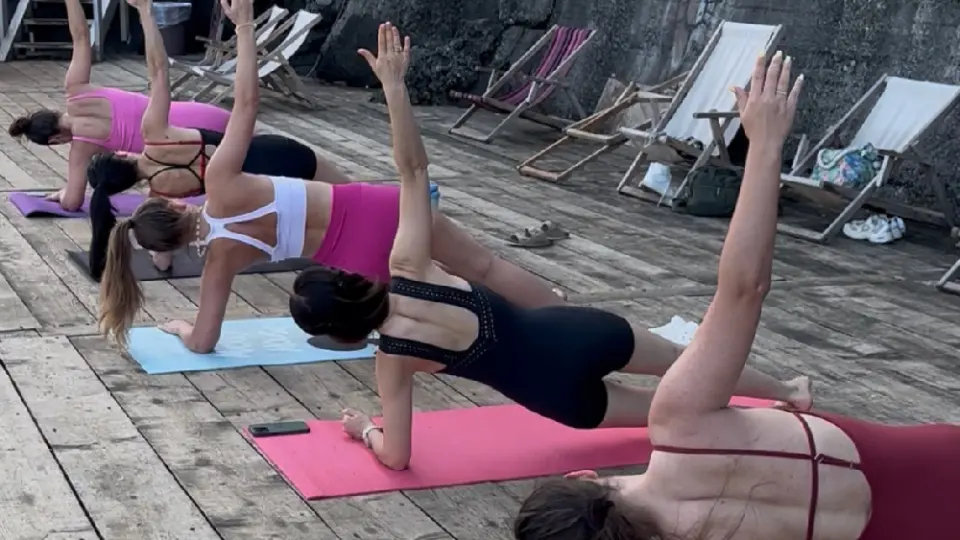 Утренняя йога в парке 🌴